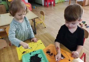 Dzieci malują kolce jeża